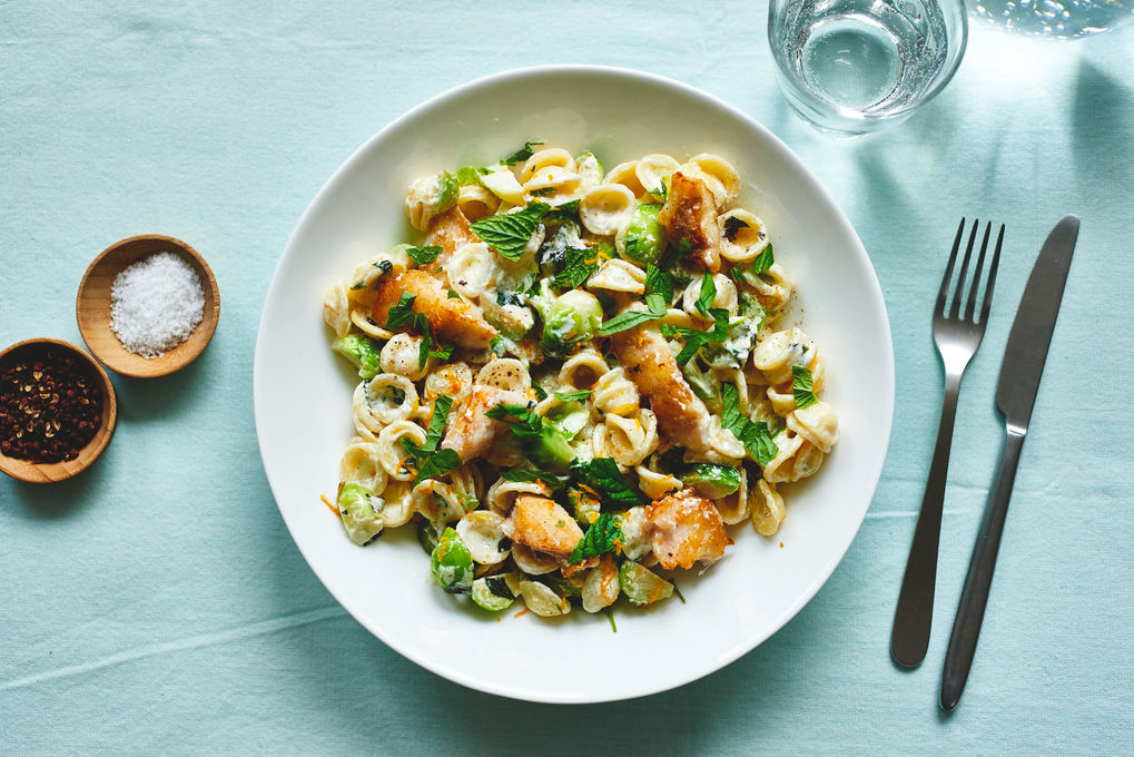 Fruchtige Orecchiette mit Rotbarsch und Rosenkohl