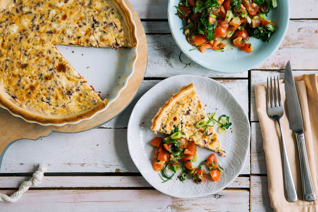 Mediterrane Käse-Oliven-Quiche mit Tomatensalsa