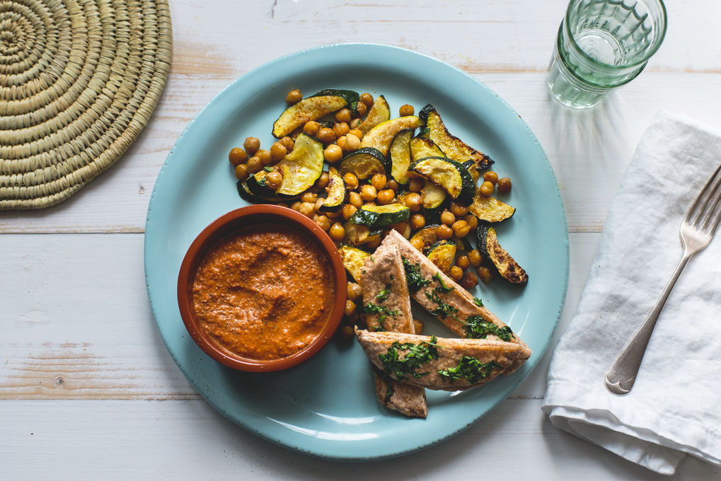 Gewürzte Kichererbsen mit Paprika-Dip und Röst-Chips