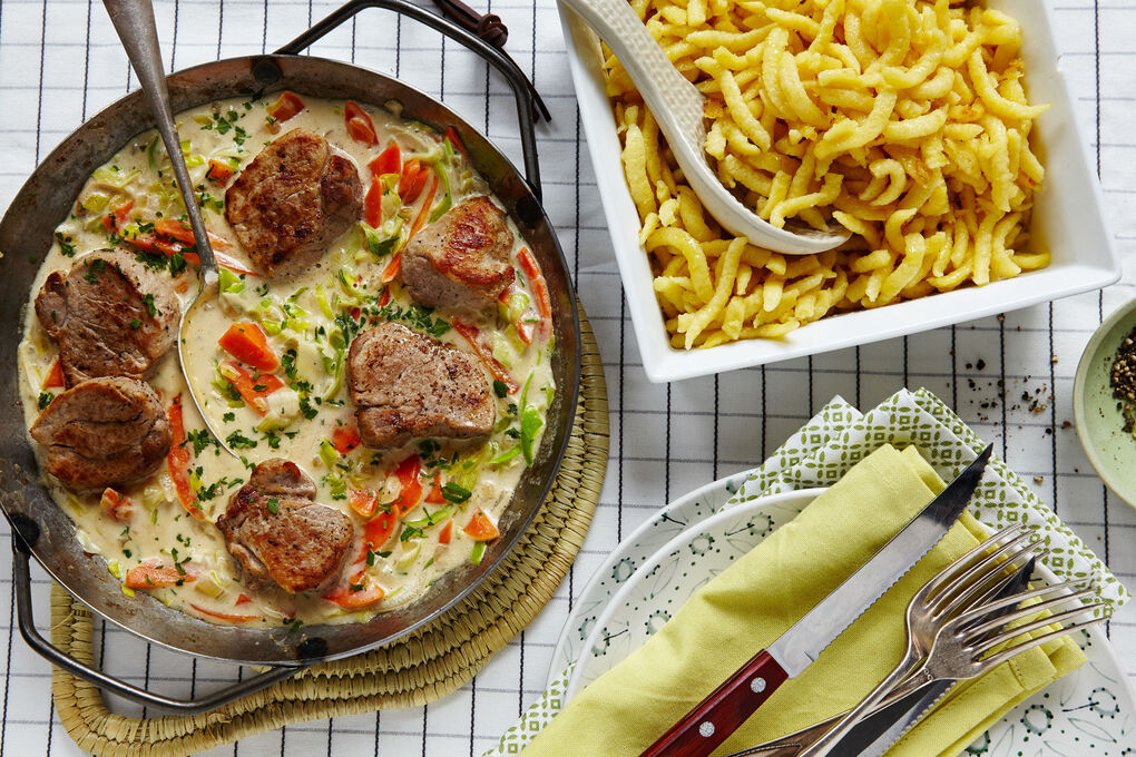 Cremiges Schwabentöpfle mit Gemüse und frischen Spätzle