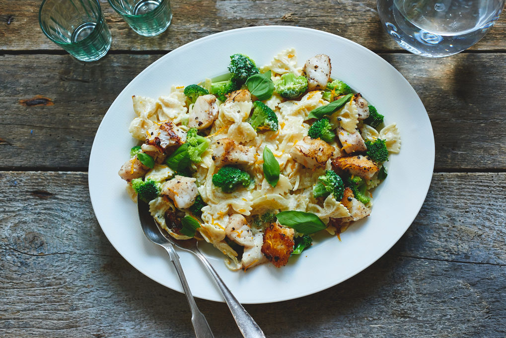 Cremige Farfalle mit Brokkoli und Rotbarschwürfeln