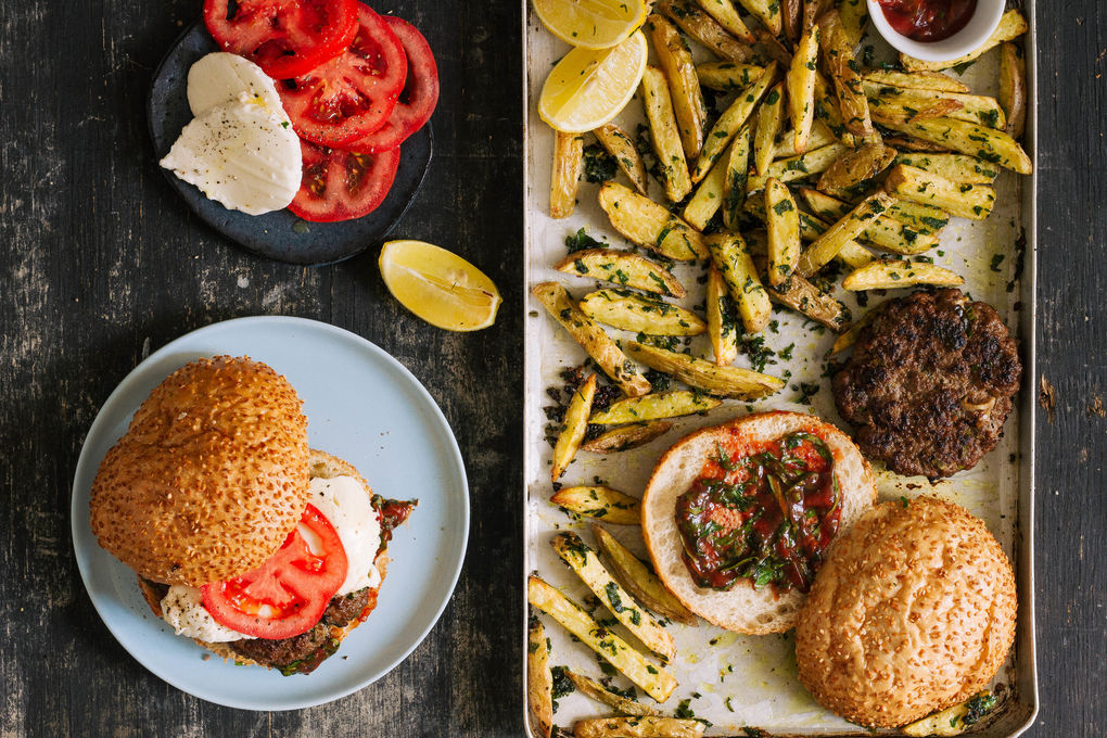 Italienischer Burger mit Mozzarella und Gremolata-Pommes