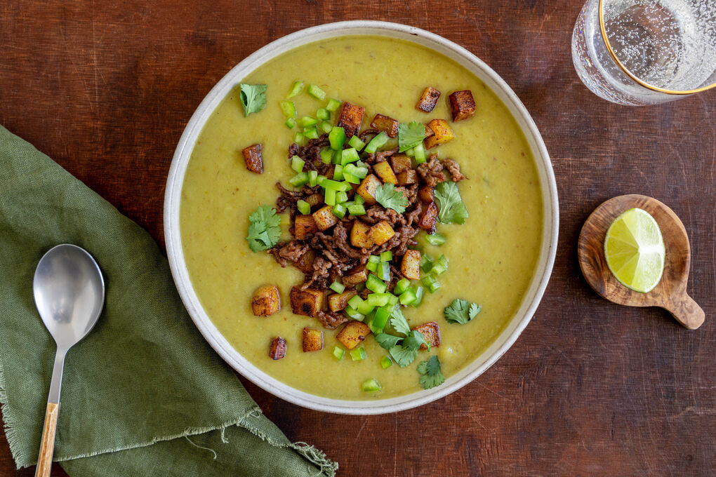 Peruanische Kartoffel-Paprika-Suppe mit knusprigem Rinderhack und Limette
