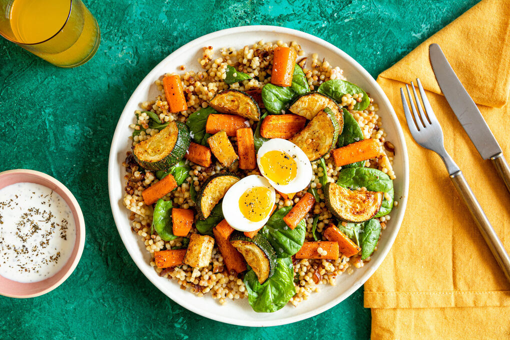 Ofengemüse Schawarma-Style mit Ei dazu Perlencouscous und Minzjoghurt