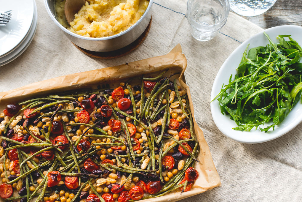 Gebackene Bohnen mit Tomaten, Stampf und Rucola-Salat