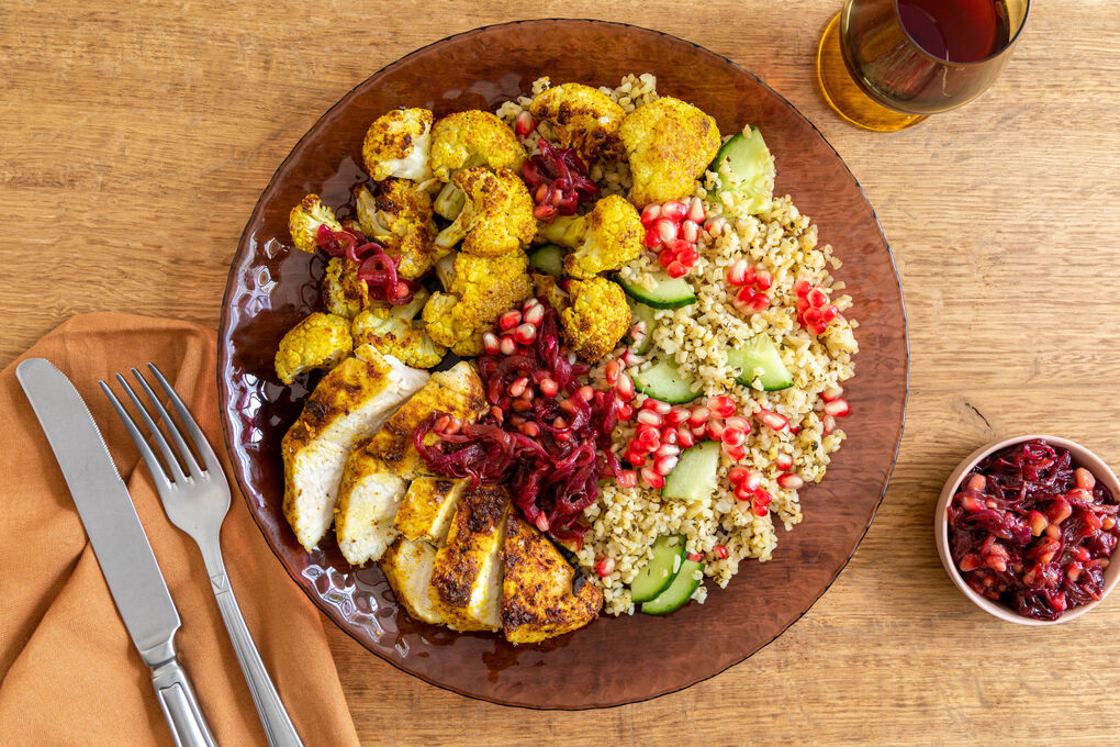 Hähnchen mit Zwiebelmarmelade an geröstetem Blumenkohl und Minze-Quinoa