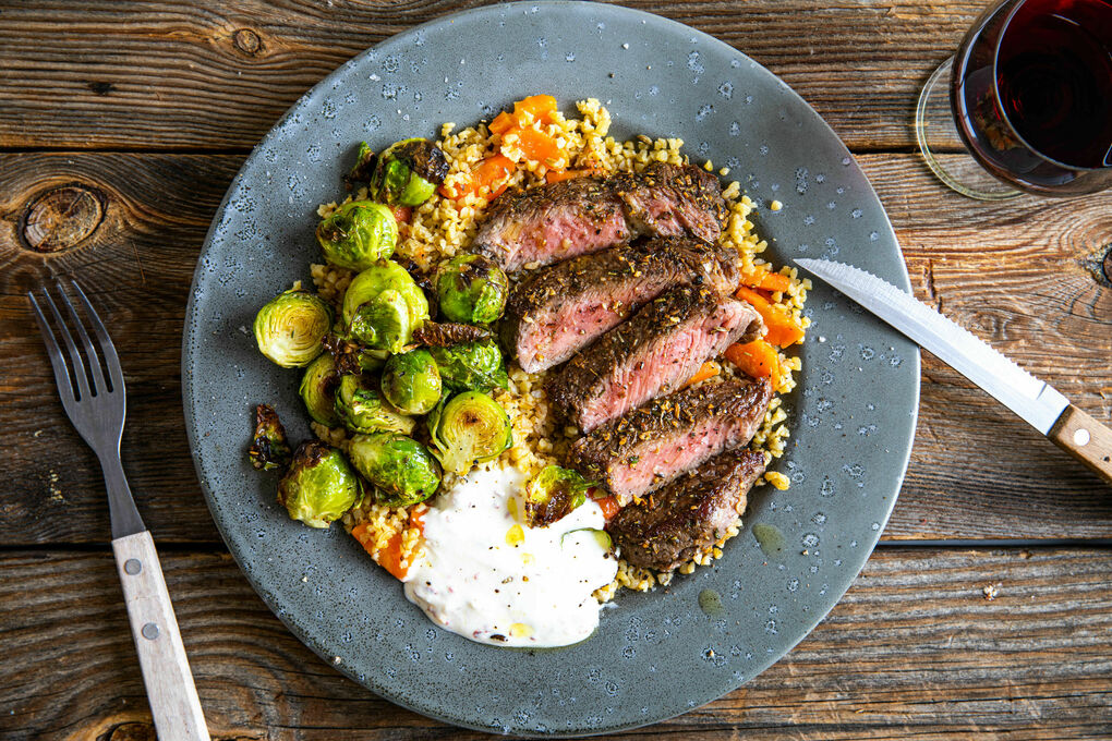 Würziges Rindersteak an Karotten-Quinoa mit geröstetem Rosenkohl und Joghurtdip