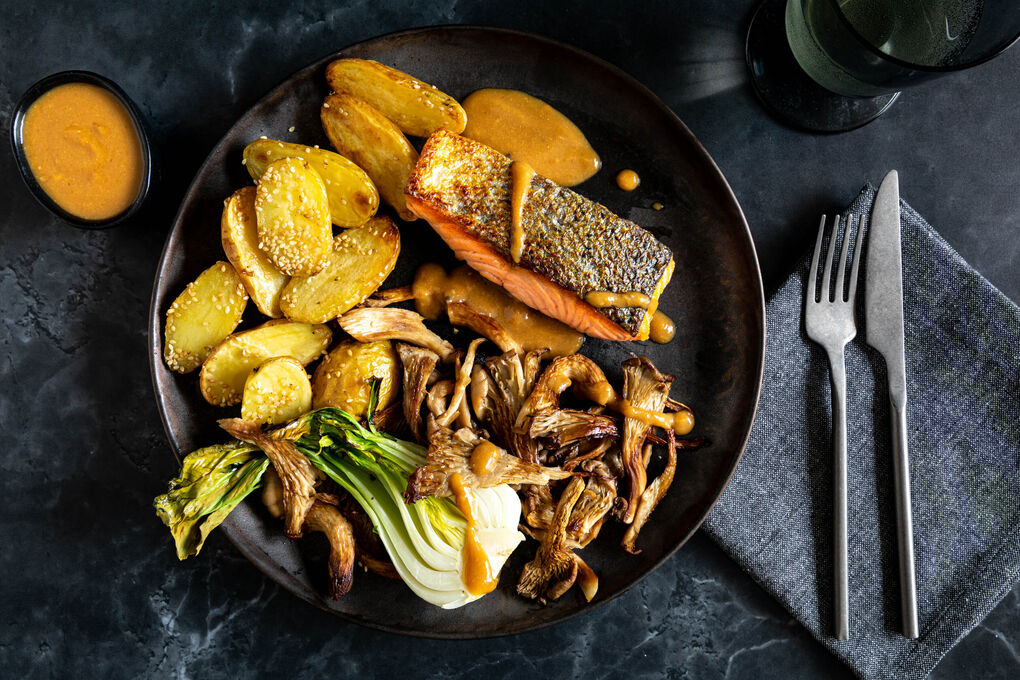 Zartes Lachsfilet an Sesamkartoffeln dazu Austernpilze und Pak Choi aus dem Ofen