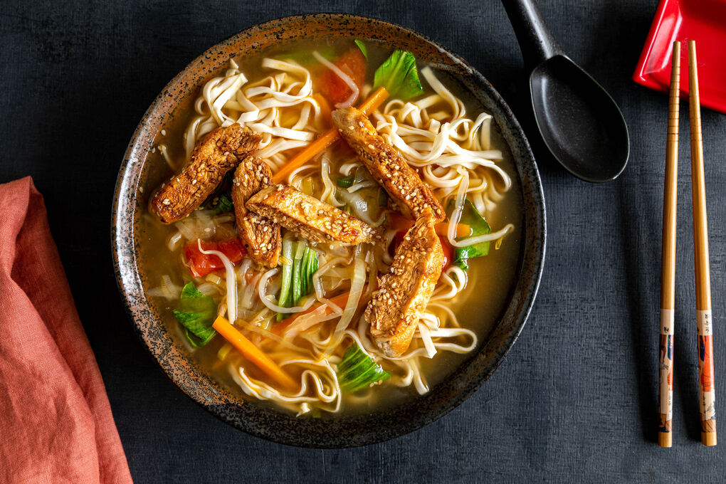 Sesamhähnchen auf Misosuppe mit Nudeln und Pak Choi