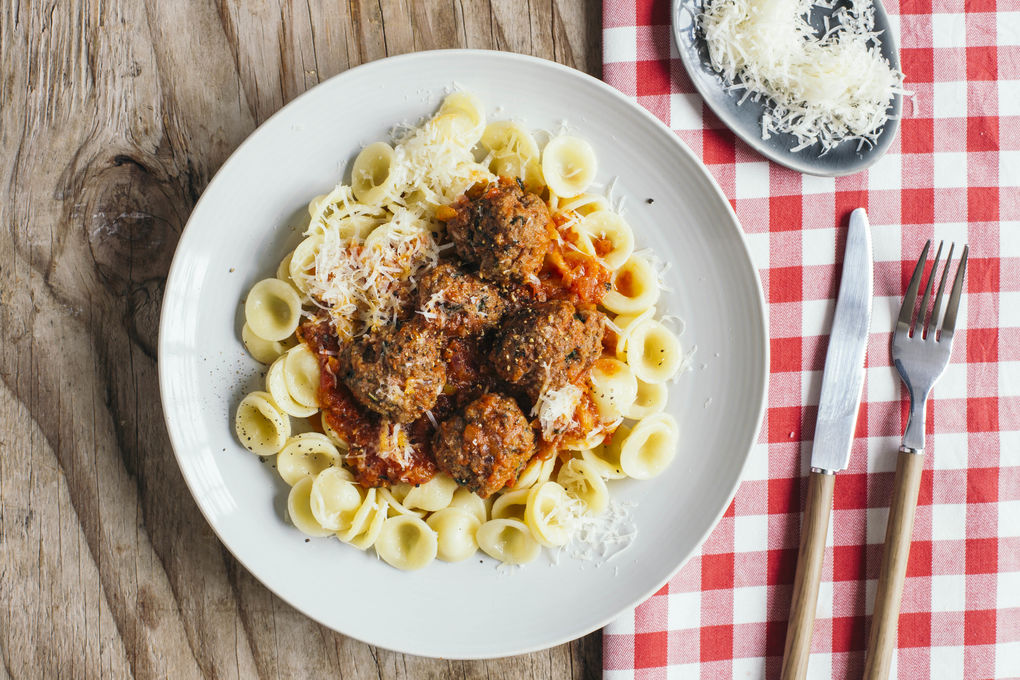 Basilikum-Rinderhackbällchen in Paprikasugo mit Orecchiette