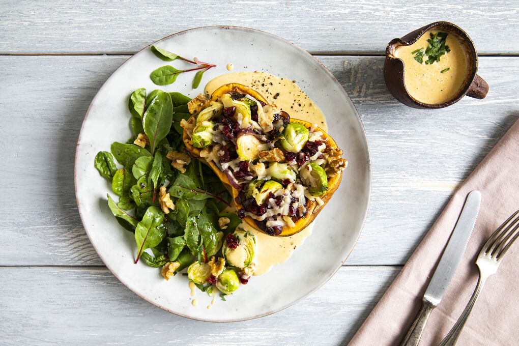 Special: Gefüllter Butternusskürbis mit cremiger Salbei-Kürbis-Sauce und Salat