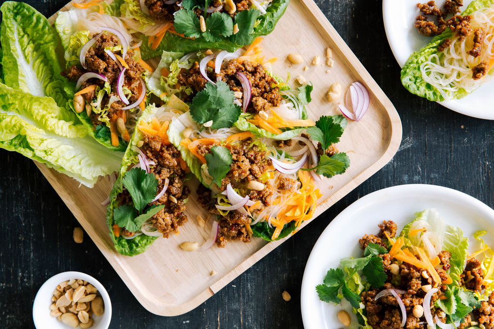 Salatschiffchen mit Rinderhack in Hoisin-Sauce mit Sambal Oelek