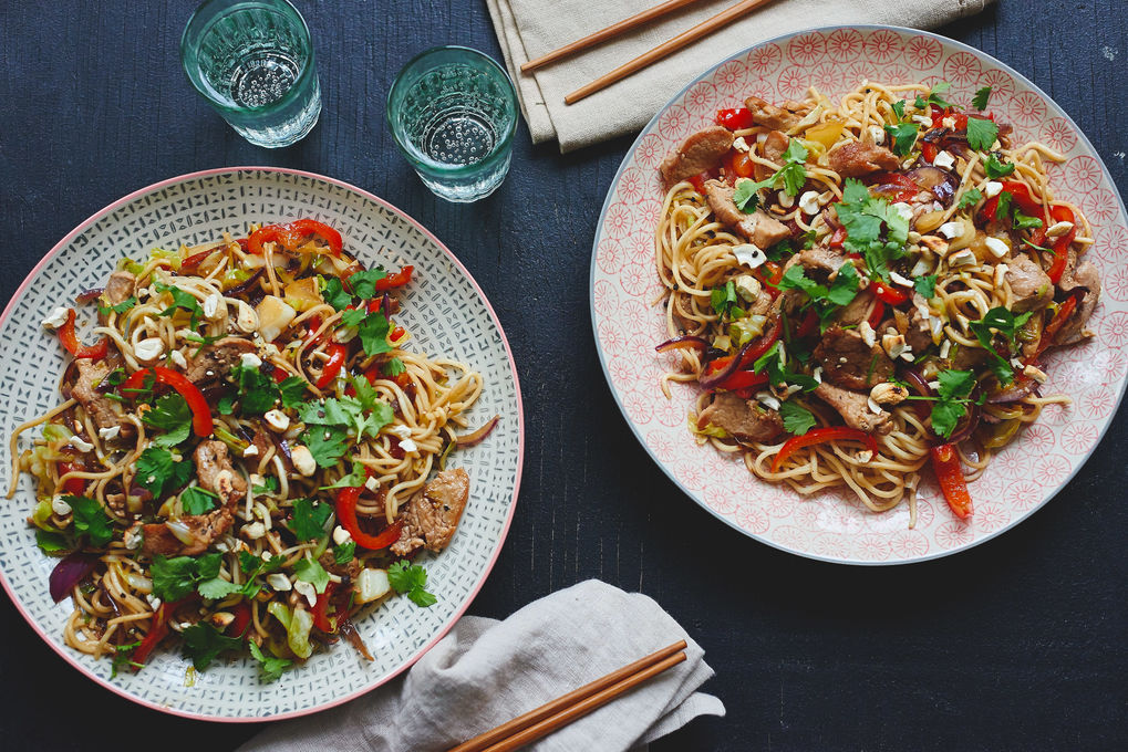 Scharf gebratenes Schwein mit Paprika, Spitzkohl und Cashews