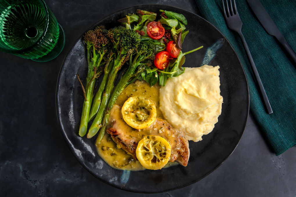 Hähnchen-Piccata mit Brokkolini dazu cremige Stampfkartoffeln und Salat