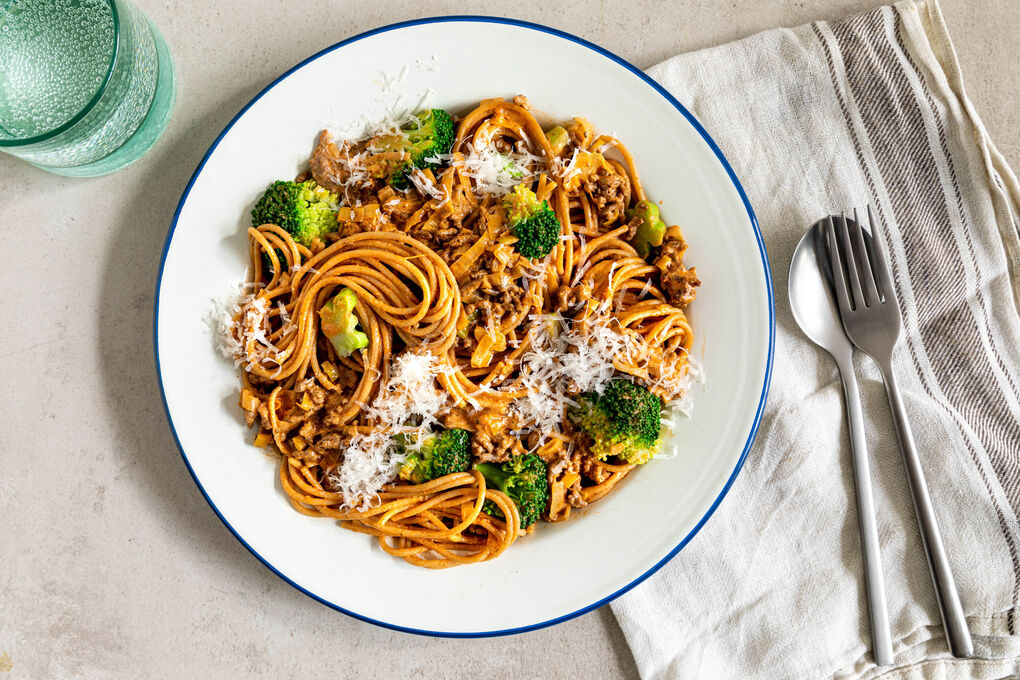 Vollkornpasta in cremiger Hacksauce mit Lauch und Brokkoli