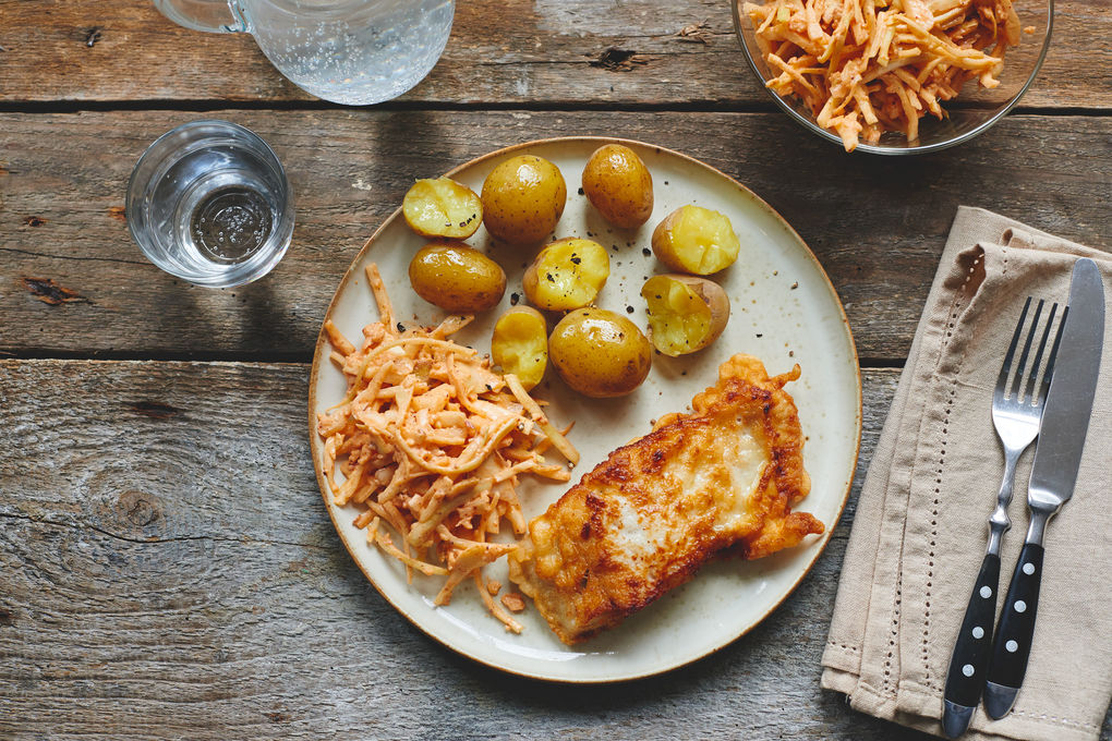 Knuspriger Backfisch mit Apfel-Coleslaw und Pellkartoffeln