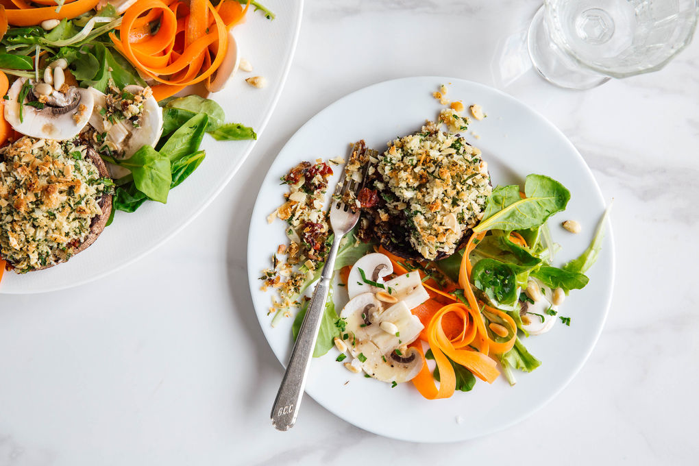 Portobellos mit Mandelkruste dazu Karotten-Salat und Pinienkerne