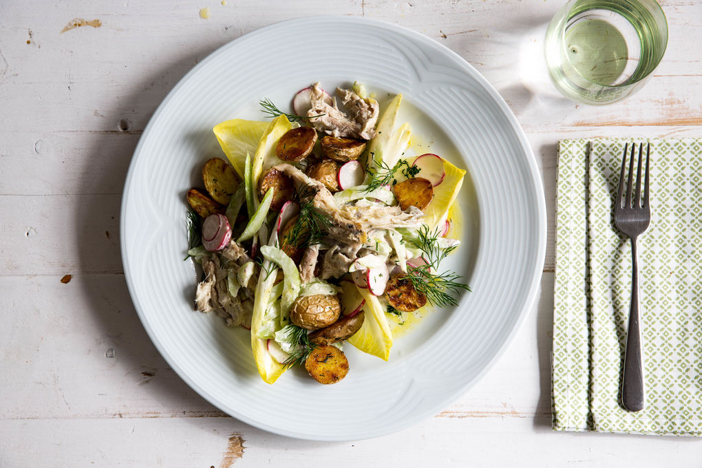 Feiner Räuchermakrelensalat mit Chicorée und kleinen Kartoffeln
