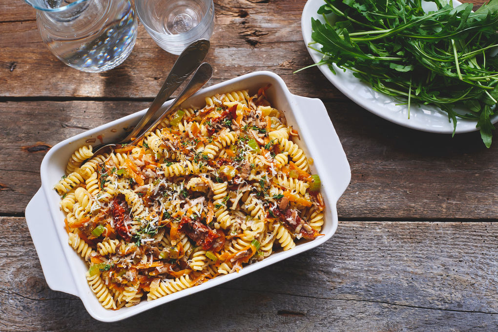 Italienische Fussili mit Pilz-Tomaten-Sauce und Rucola