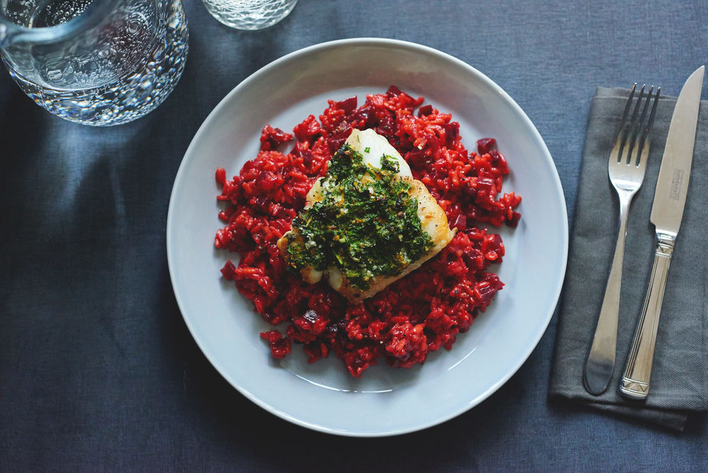 Rote-Beete-Risotto mit Rotbarsch und Petersilien-Topping