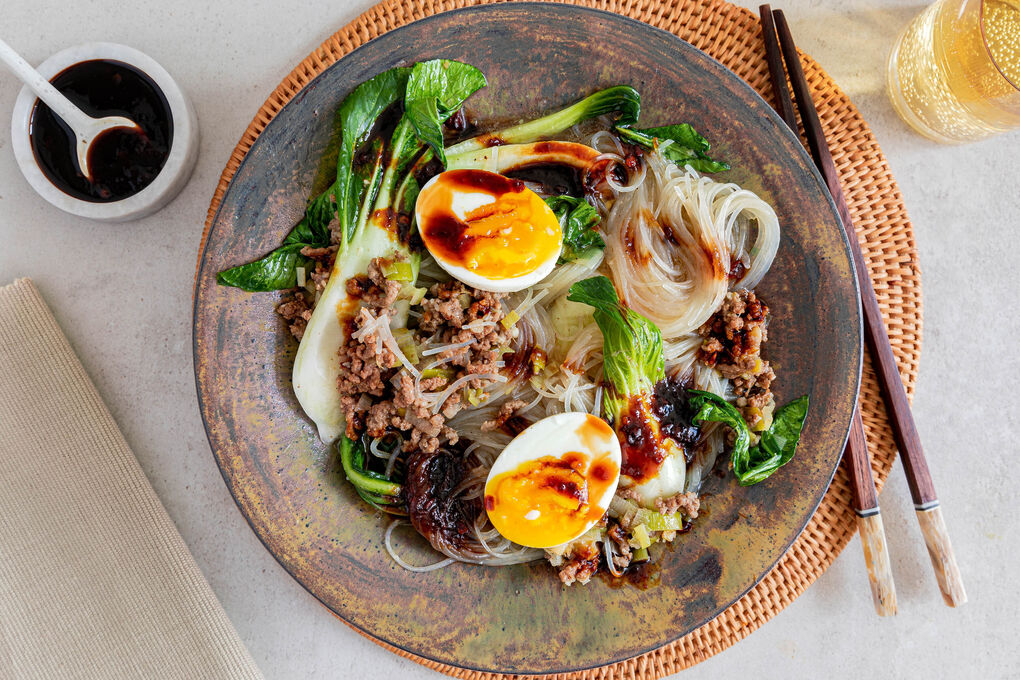 Hackfleischsuppe indonesische Art mit Glasnudeln und wachsweichem Ei