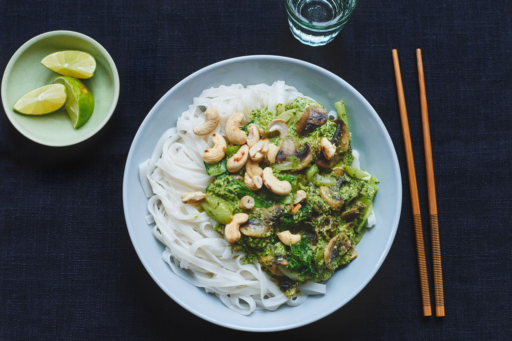 Cremige Kokos-Nudeln mit Pilzen und Cashews