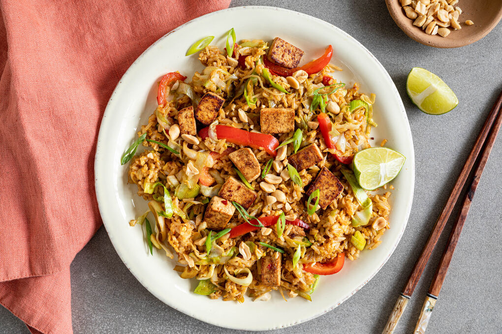 Indonesischer Bratreis mit Tofu und Ei würzig-fein mit Ketjap Manis und Erdnüssen