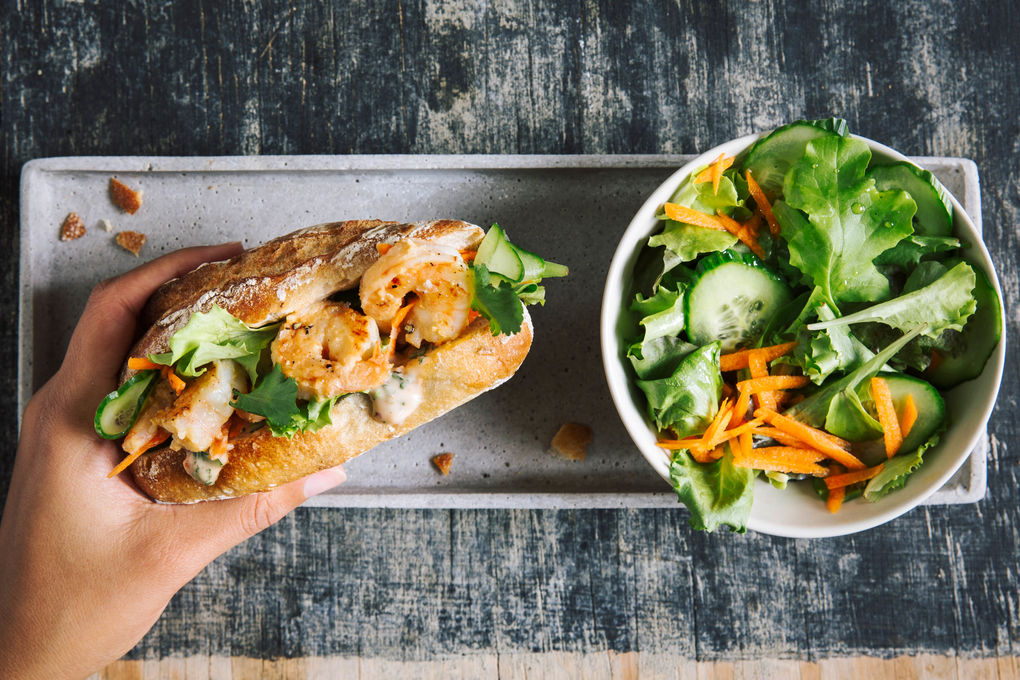 Garnelen-Baguette Bánh mì-Art mit geraspelten Karotten und Gurke