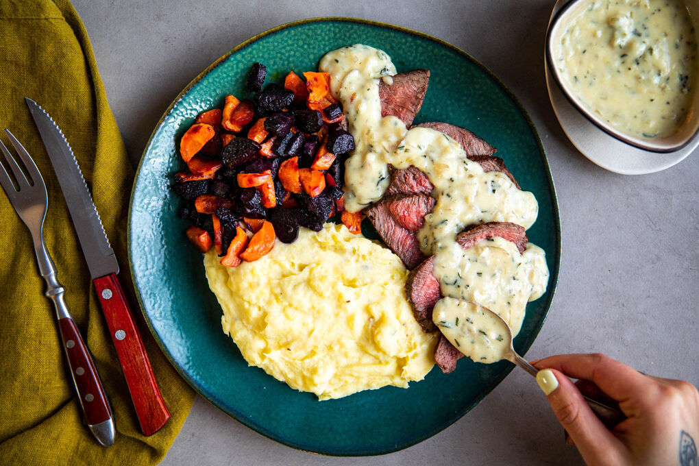 Zartes Rindersteak mit Rosmarinsauce dazu Kartoffelpüree und bunte Karotten