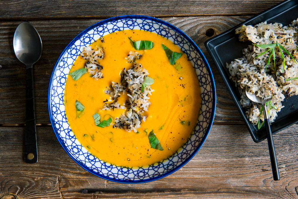 Cremige Thai-Kürbis-Suppe mit nussigem Reistopping