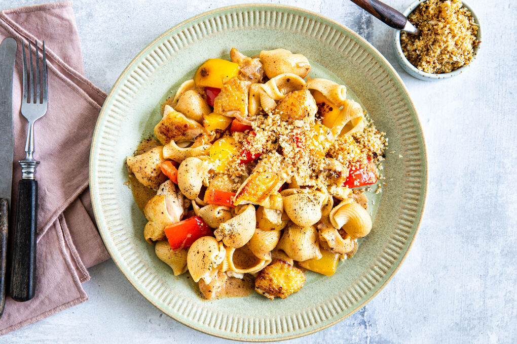 Paprika-Hähnchen-Pasta mit Cheddar und Panko-Knoblauch-Topping
