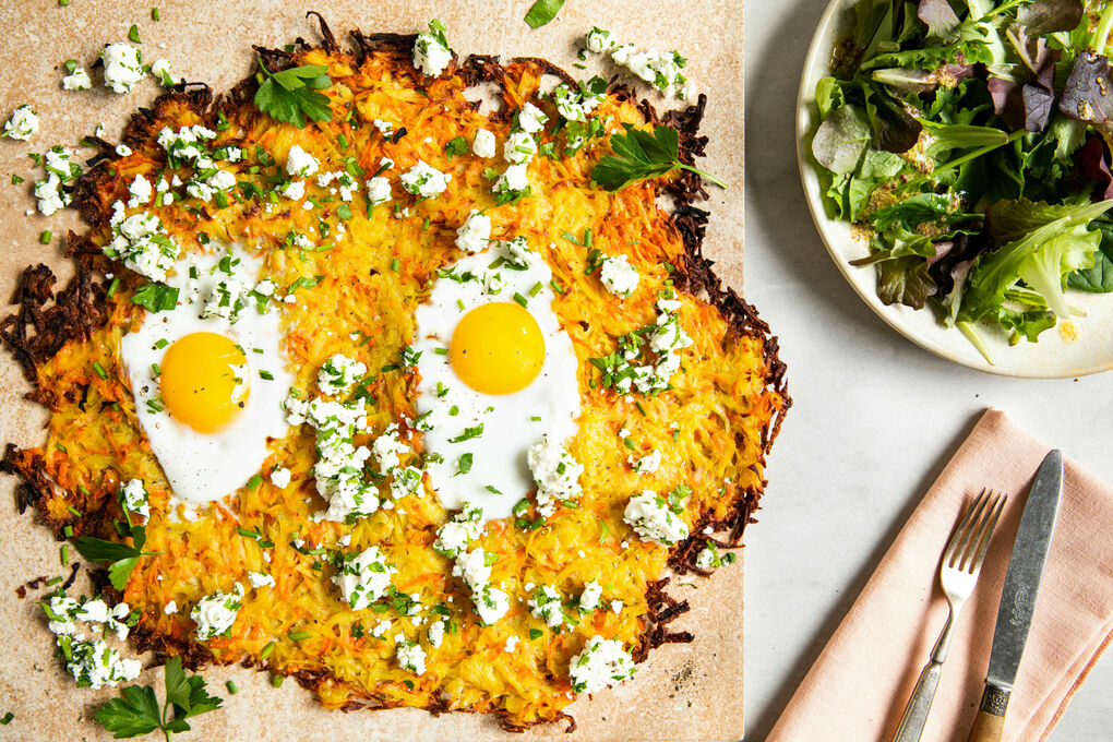 Rösti aus dem Ofen mit Feta und Ei dazu gemischter Salat