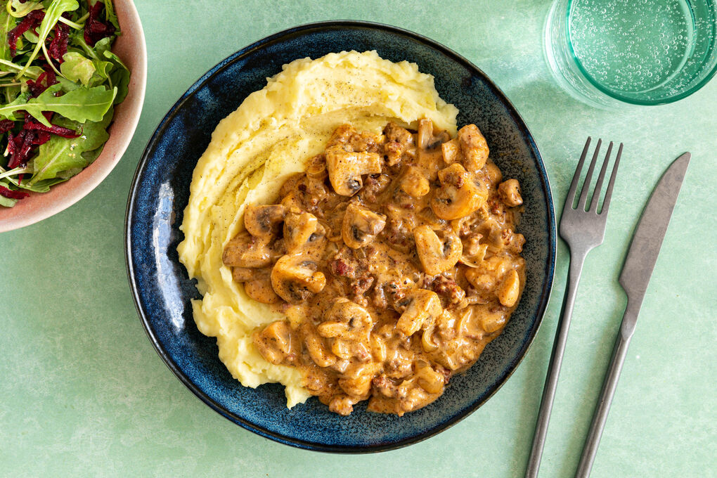 Rindswurst Stroganoff-Art mit Kartoffelpüree und Rucola-Rote-Bete-Salat