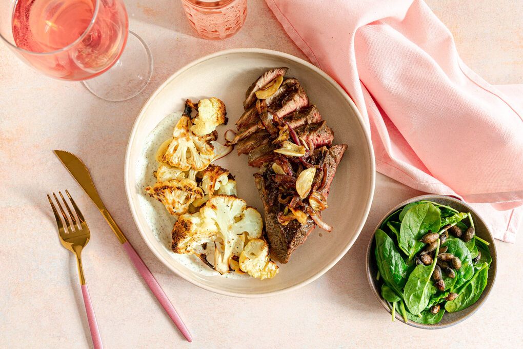 Flanksteak mit zitronigem Blumenkohl Low Carb mit Spinat-Kürbiskern-Salat