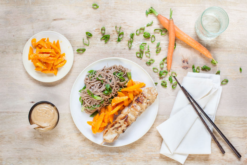 Puten Satay Spieße mit Sobanudeln und Vichy Karotten
