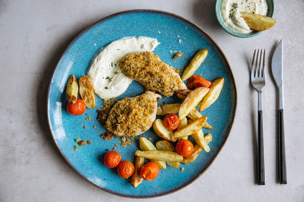 Hähnchen mit Pankokruste dazu Senfsauce und Kartoffelecken