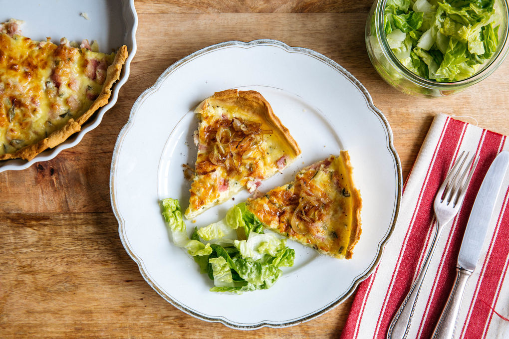 Käse-Quiche mit Speck und geschmorten Zwiebeln