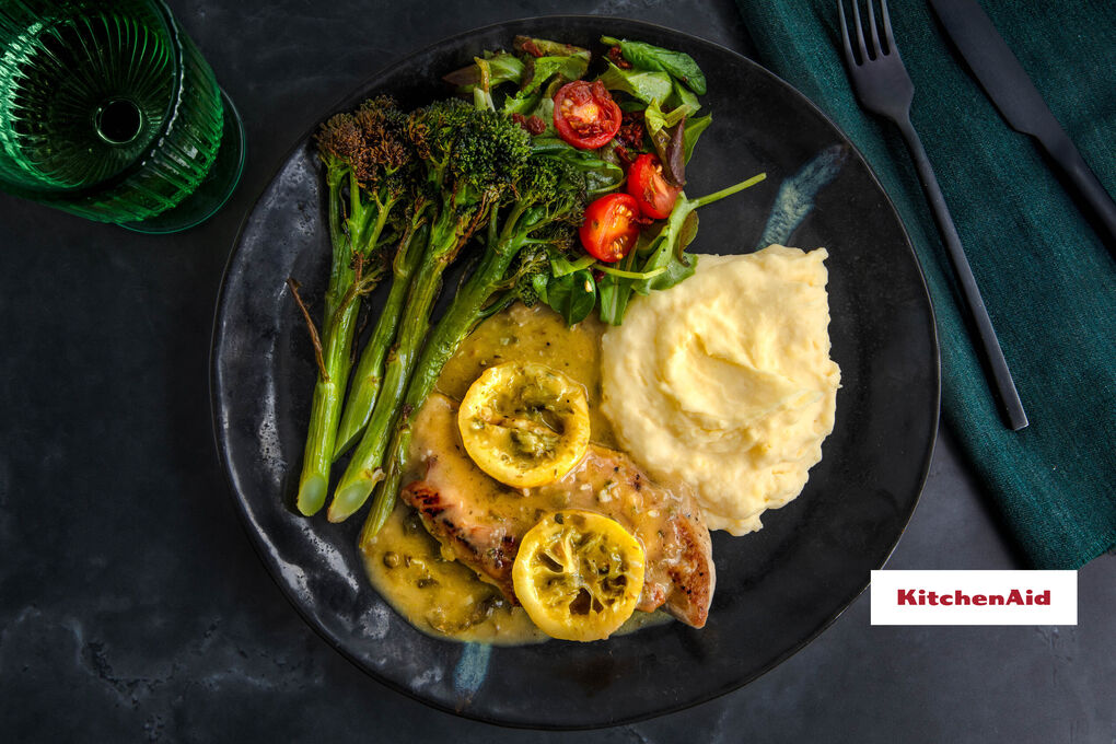 Hähnchen-Piccata mit Brokkolini dazu cremige Stampfkartoffeln und Salat