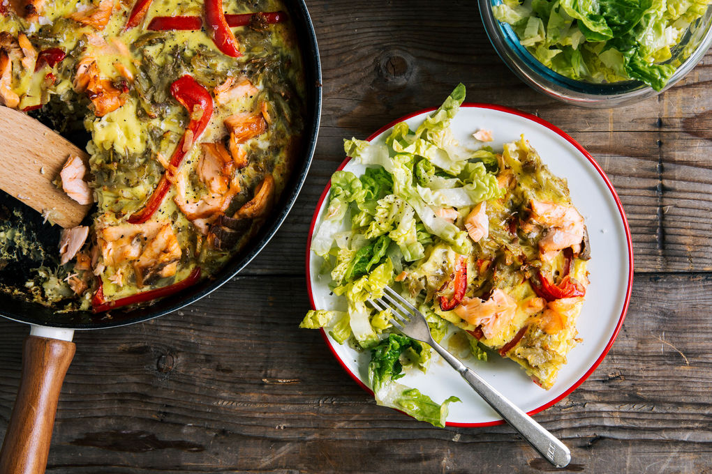 Räucherlachs-Frittata mit Paprika und Romanasalat
