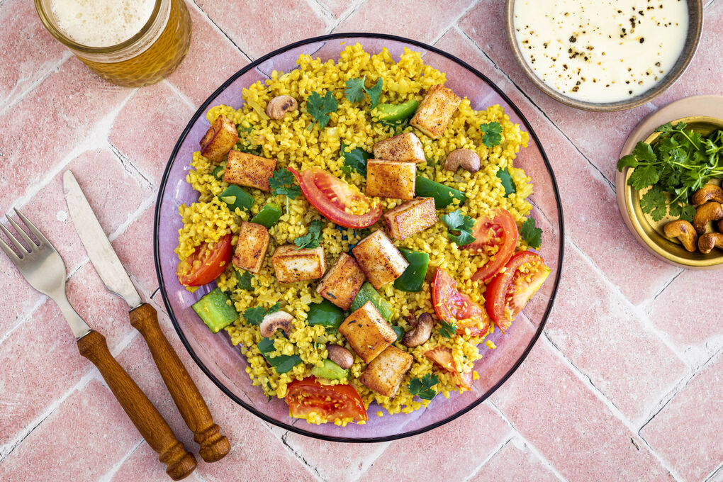 Tandoori-Masala-Paneer mit Joghurt auf Bulgur-Biryani mit Ingwer und Kokos