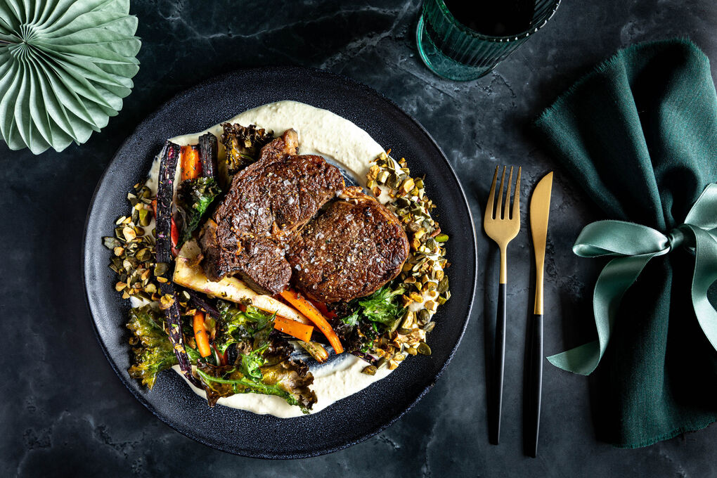 Special: Rindersteak an Meerrettichcreme mit Pistazien-Gemüse und Grünkohlchips
