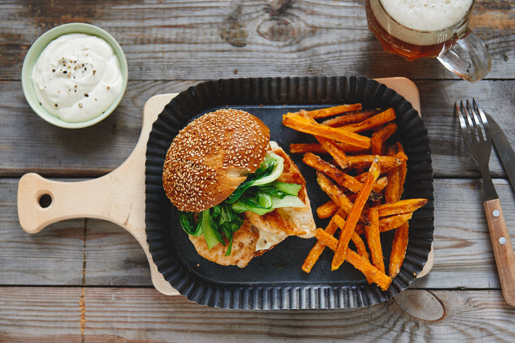 Chicken-Burger mit Sesam-Dip und Süßkartoffel-Chips