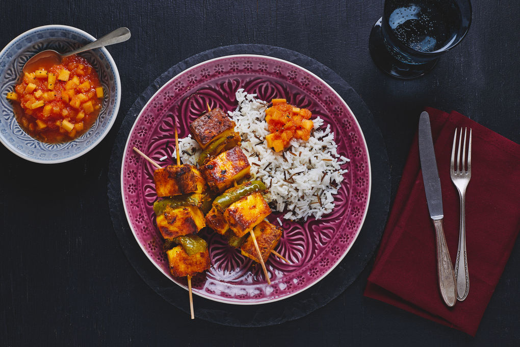 Indische Paneer-Spieße mit Tomaten-Chutney und Reis
