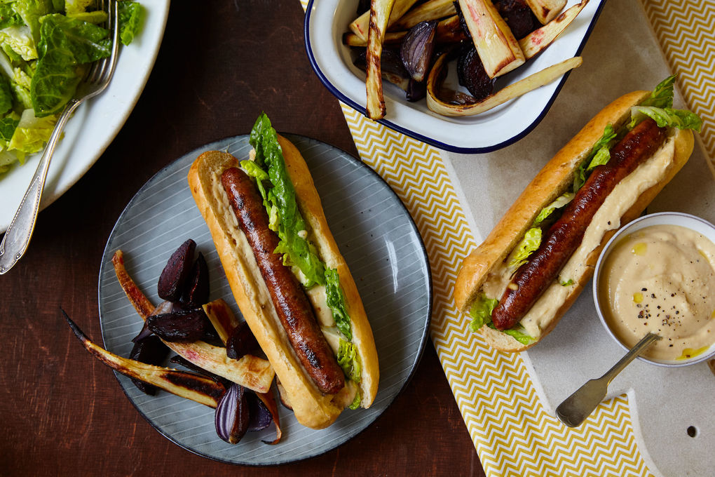 Orientalischer Hot Dog mit würziger Merguez und Hummus