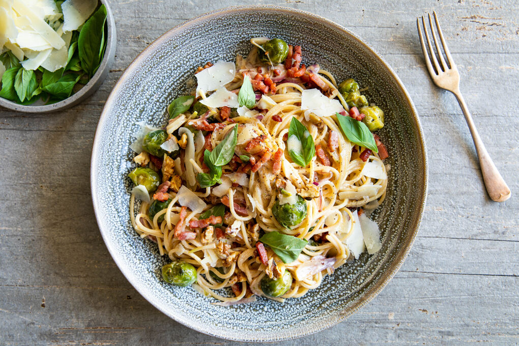 Vollkornpasta mit Bacon und Walnüssen mit cremigem Rosenkohl und Käse
