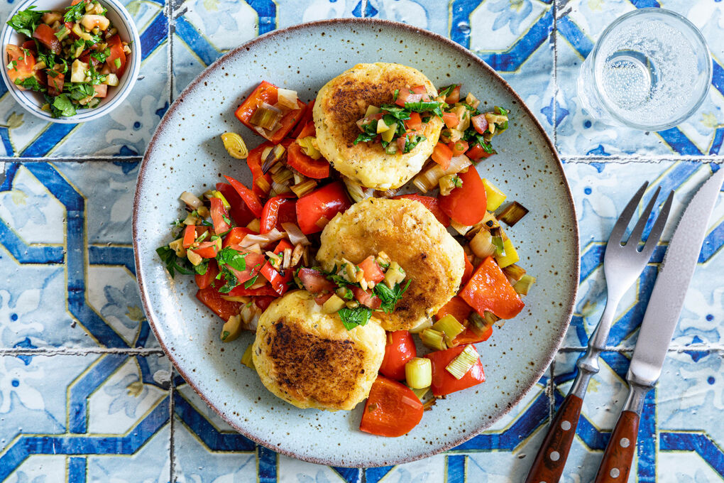 Kartoffel-Feta-Küchlein mit Paprika, Lauch und Olivensalsa