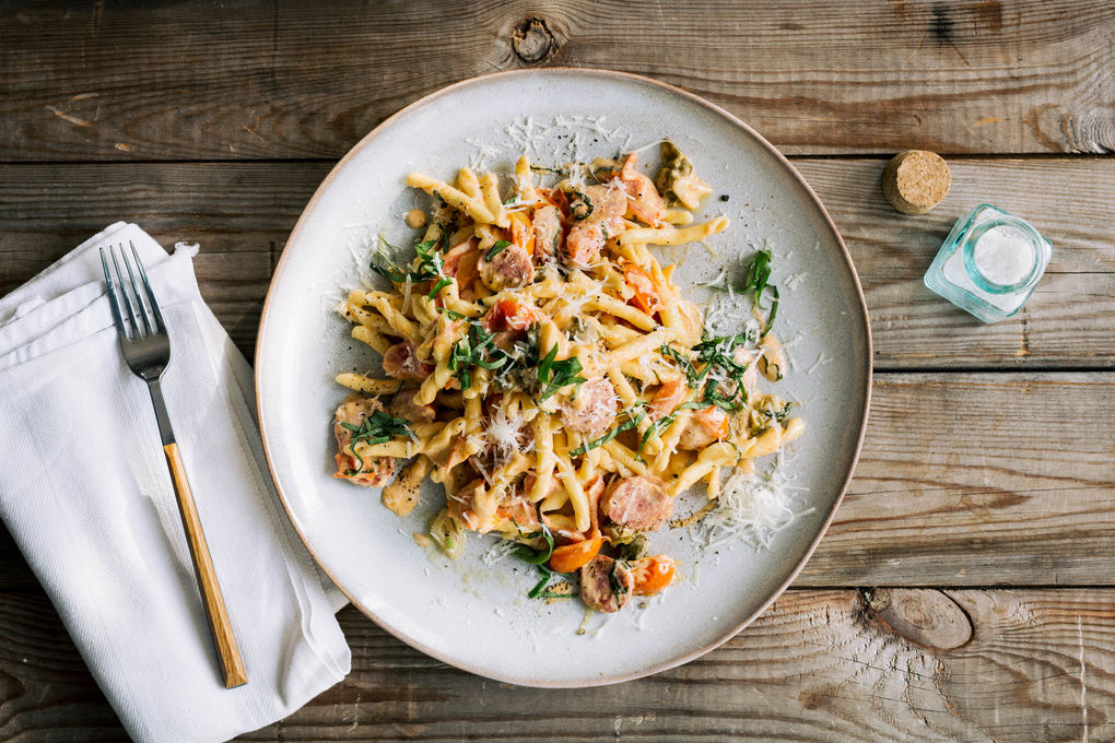 Würzige Salsiccia-Pasta mit Kirschtomaten und Kapern