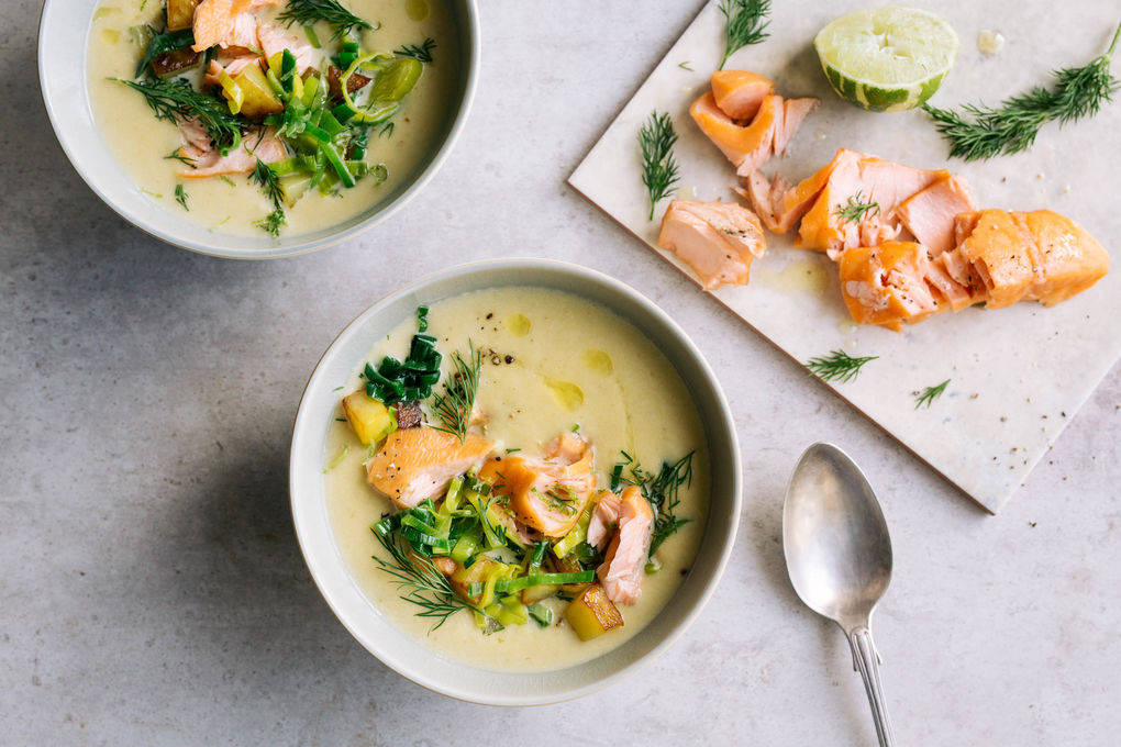 Skandinavische Kartoffelsuppe mit Dill und Räucherlachs