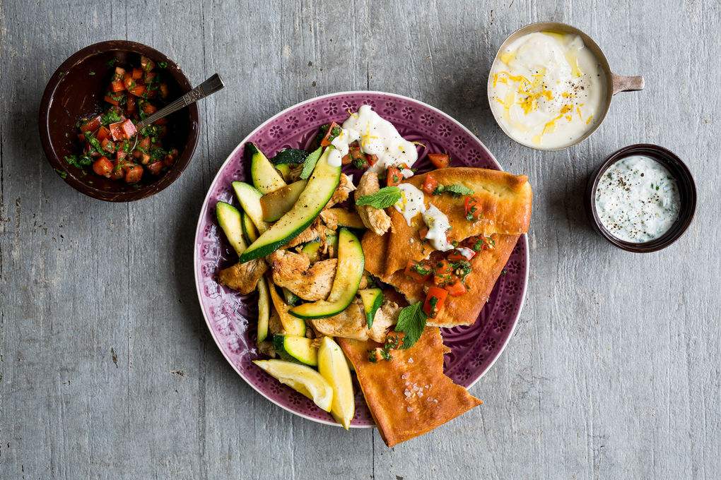 "Schawarma"-Hähnchen-Pfanne mit zweierlei Dips und Zucchini