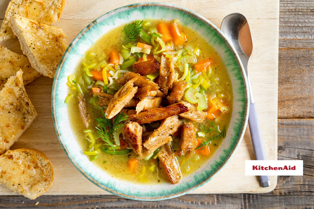 Gemüsesuppe mit veganem „Hähnchen“ dazu knuspriges Knoblauchbrot